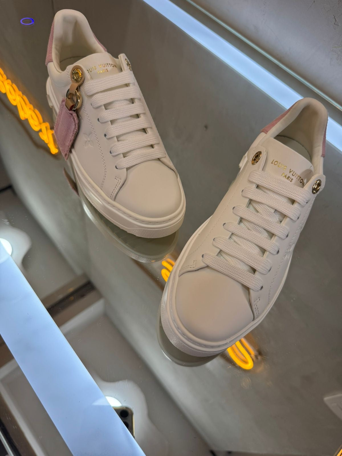 Tenis blanco con rosa